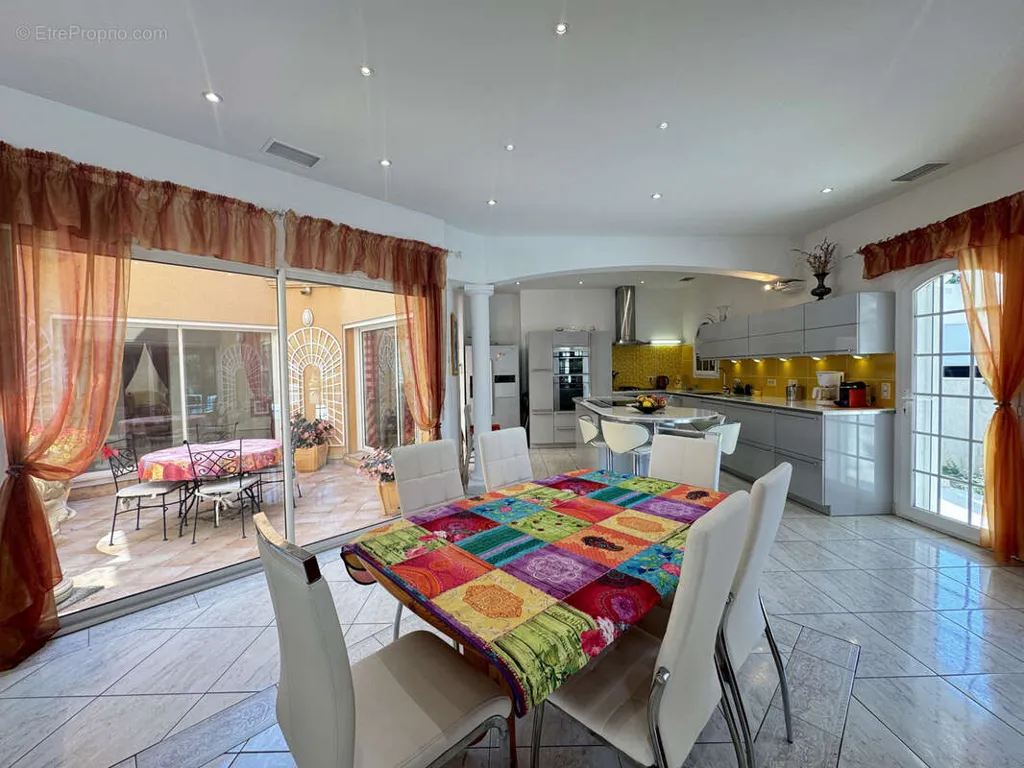 Salle à manger - Villa avec Piscine dans un Secteur Calme à La Grande-Motte