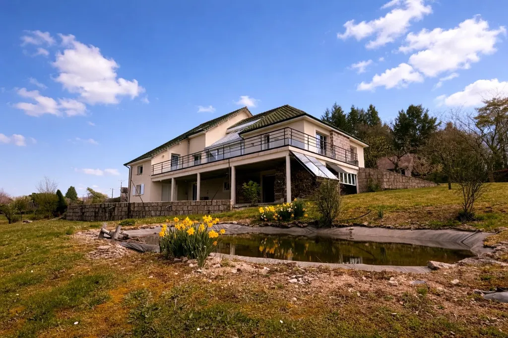 Extérieur - Villa avec Vue Panoramique et Grand Balcon en Creuse
