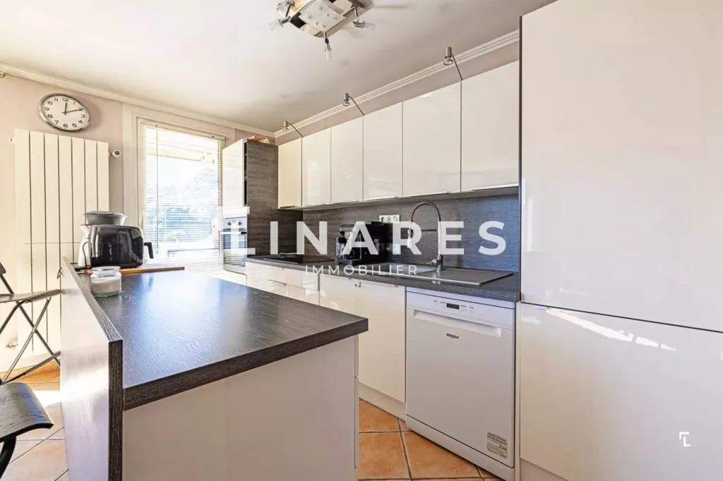 Köök - Bright Apartment with Balcony in Aubagne Centre