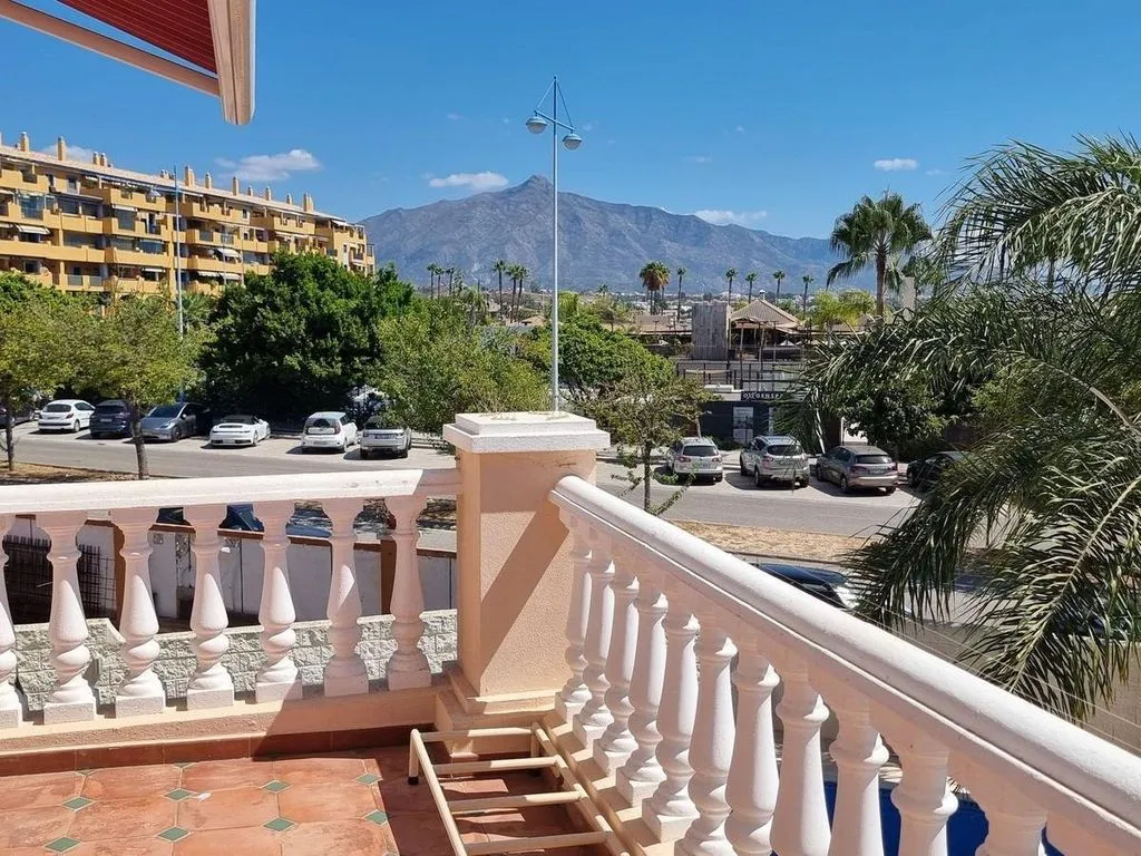 Rõdu - Corner Luxury House with Pool Potential in San Pedro
