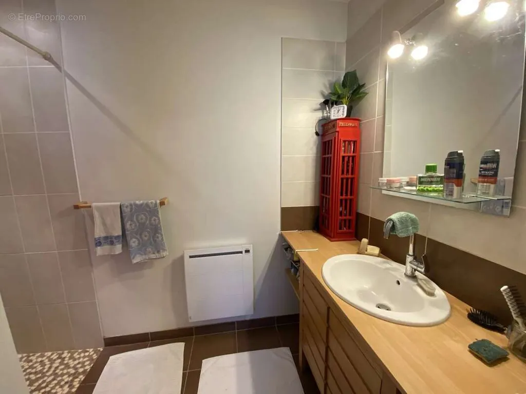Salles de bain - Propriété Contemporaine avec Parc à 8 km de Châtellerault