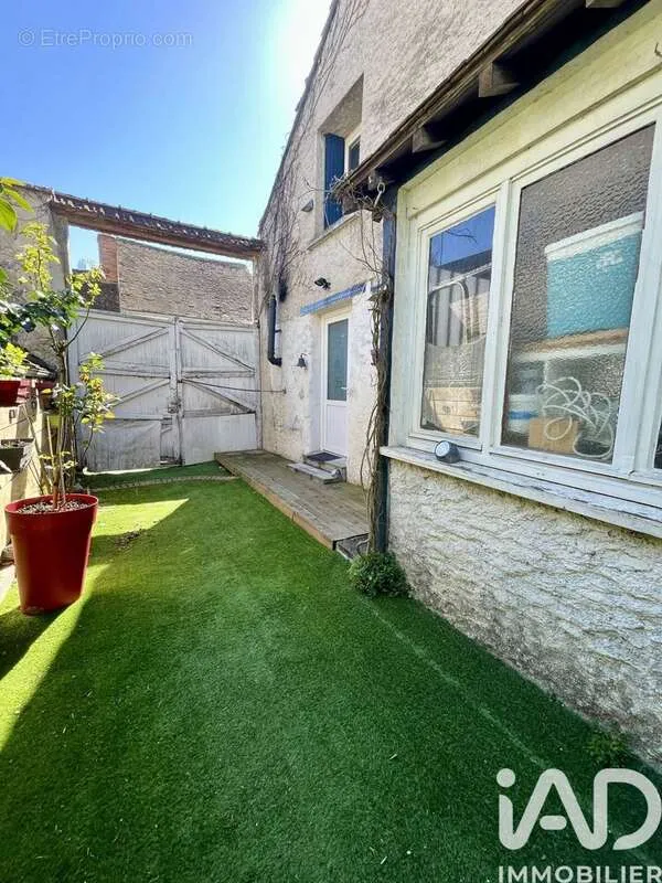 Giardino - Charming Townhouse with Potential in Condécourt