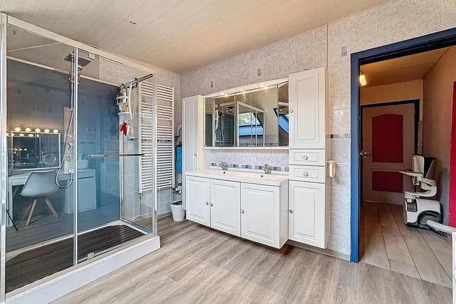 Bagni - Renovated Three-Façade House with Jacuzzi in Bouffioulx