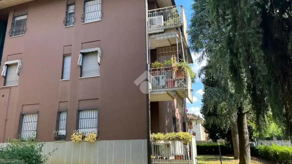 Exterior - Three-Bedroom Apartment with Balcony in Melegnano