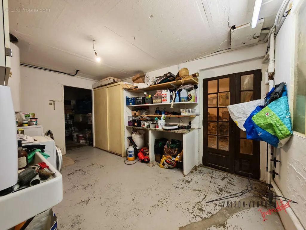 Garage - Maison Luxueuse avec Piscine à Vaison-la-Romaine