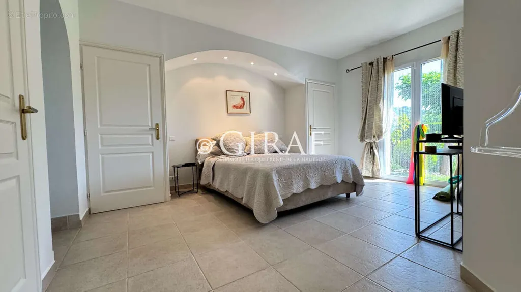 Magamistoad - Mediterranean Villa with Pool in Residenial Area