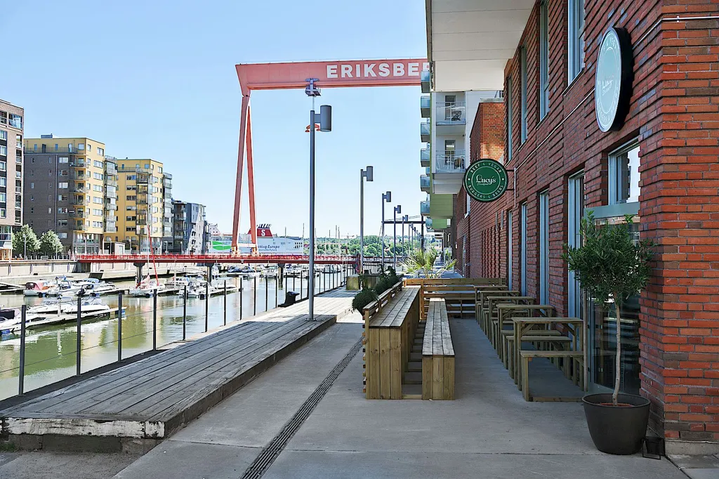 Aed - Apartment with South-Facing Balcony in Eriksberg