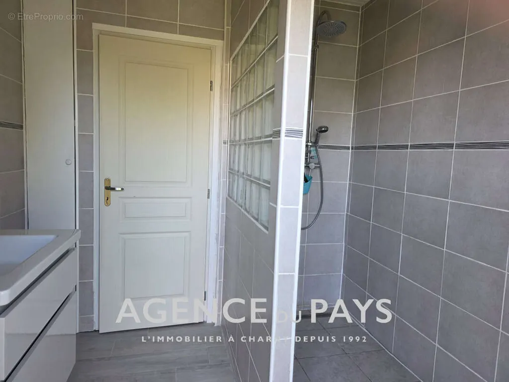 Salles de bain - Maison Contemporaine avec Jardin à Charny
