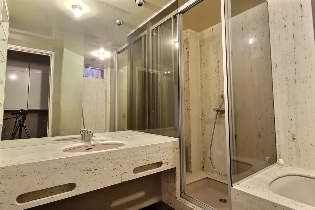 Bathrooms - Duplex Apartment with Private Garden in Chamalières