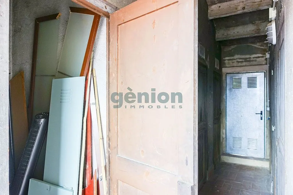 Esik - Historic Flat with Balcony in Girona Centre