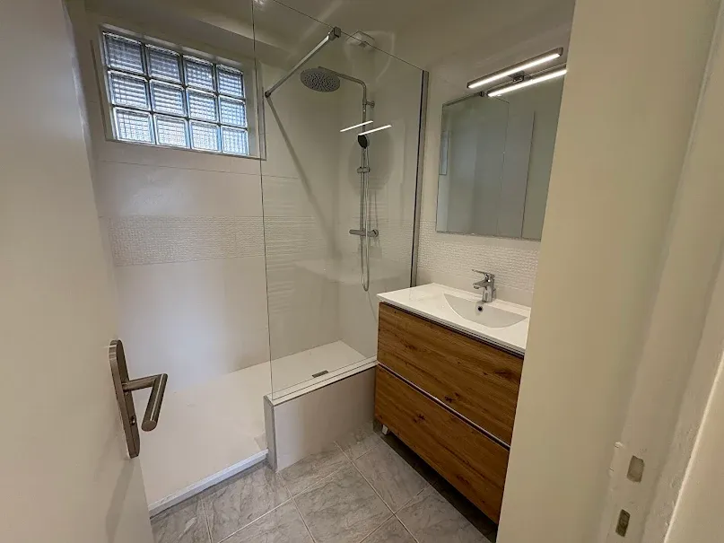Salles de bain - Appartement Rénové avec Balcon à Caen