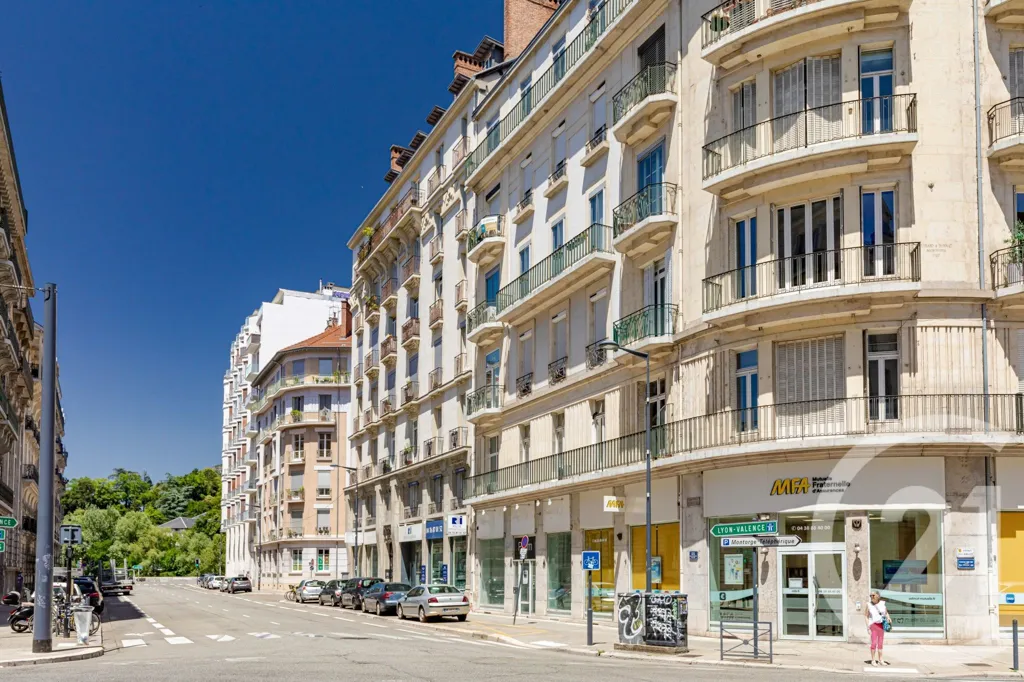 Esterno - 6-Piece Flat with Balcony in Grenoble