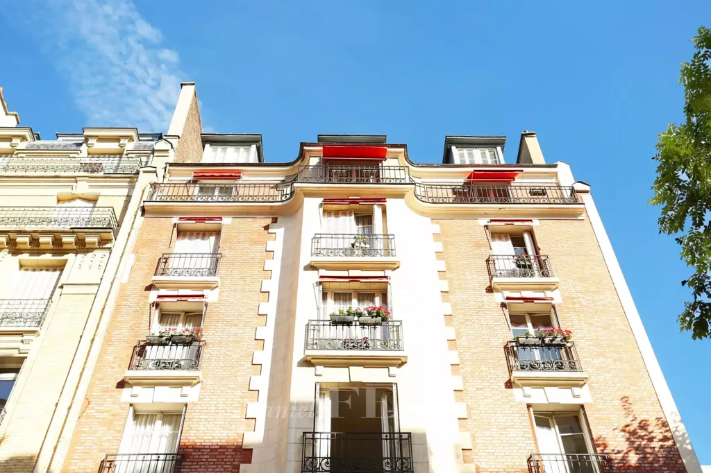 Exterior - Luxury Apartment with Balcony in Paris 16th