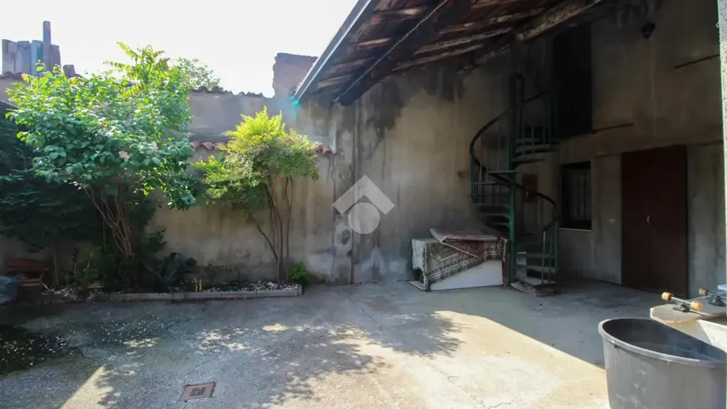 Aed - Rustic Property with Courtyard in Ghedi