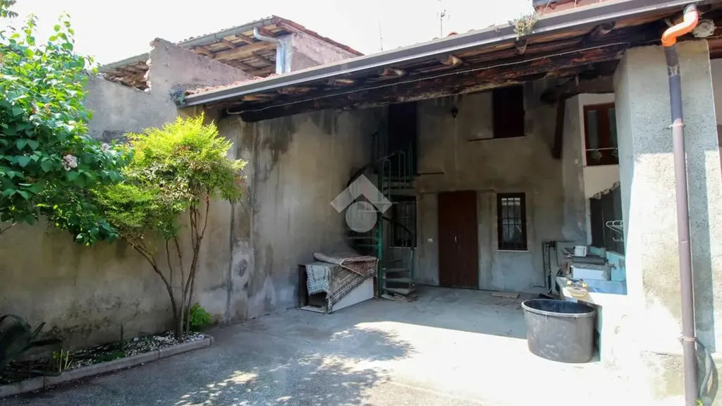 Aed - Rustic Property with Courtyard in Ghedi