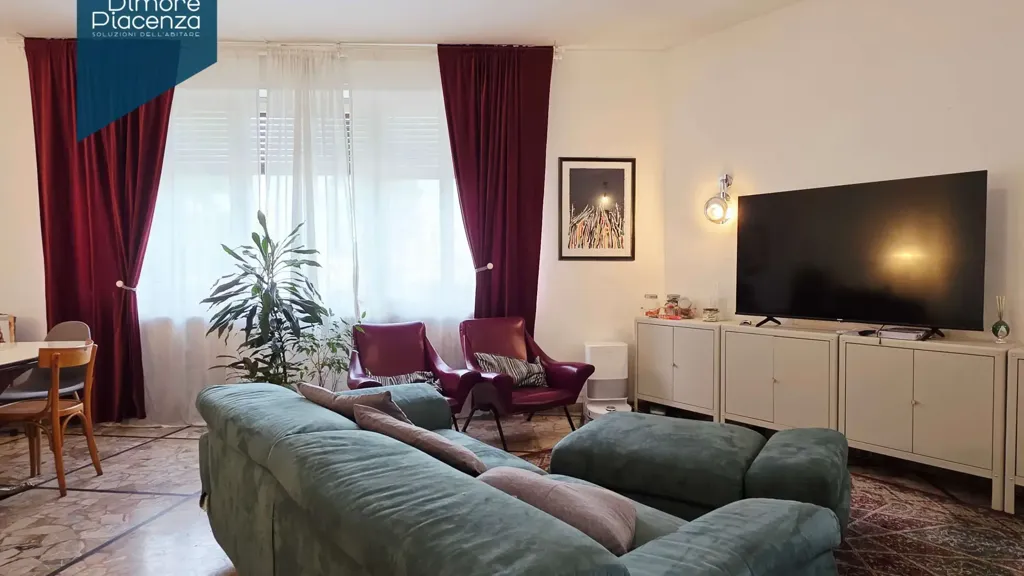 Séjour - Spacious Apartment with Balcony in Piacenza