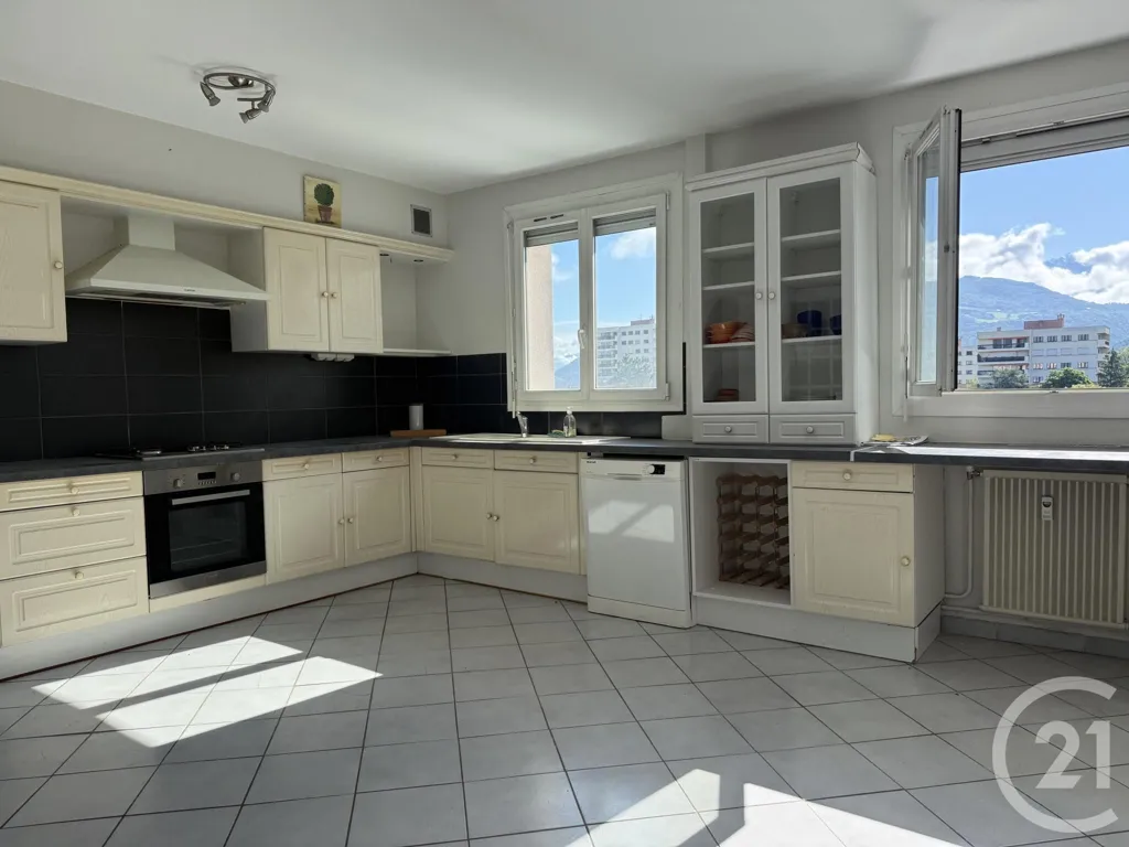 Cuisine - Appartement 3 Pièces avec Vue Dégagée à Échirolles