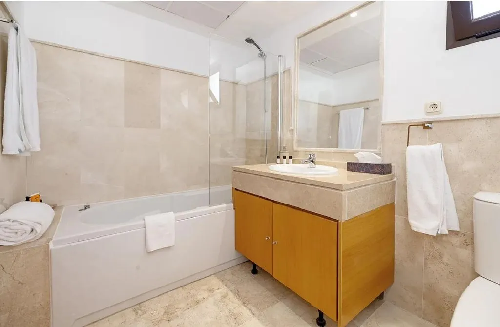 Bathrooms - Luxury Flat with Pool in Casares, Andalusia