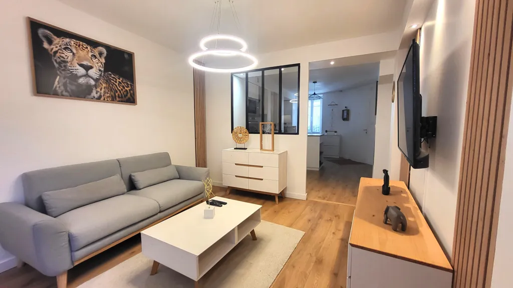 Séjour - Appartement Rénové en Centre-ville à Lons-le-Saunier