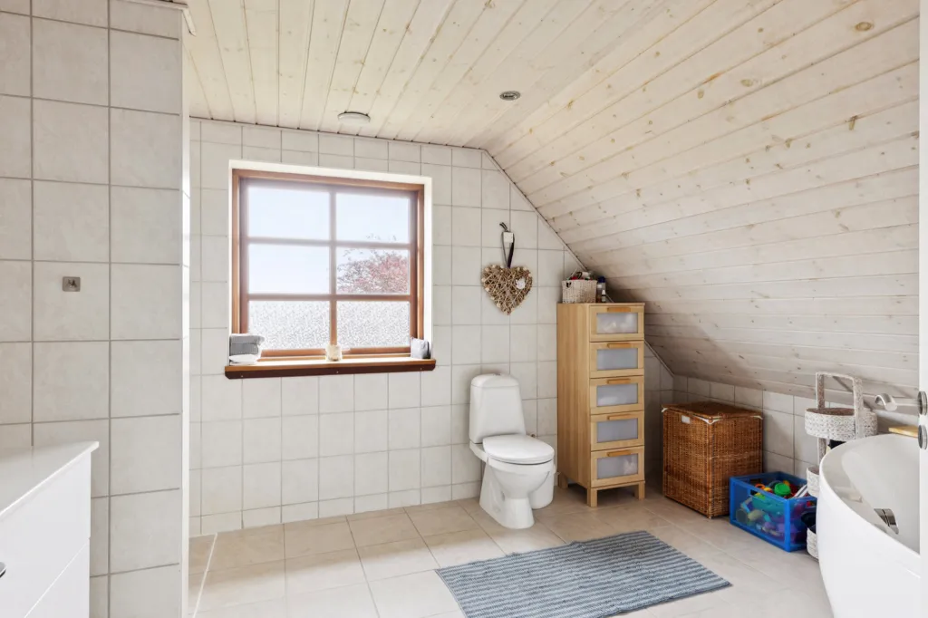 Bathrooms - Villa with Garden in Øster Vedsted