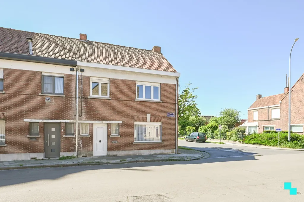 Esterno - Corner House to Renovate in Izegem
