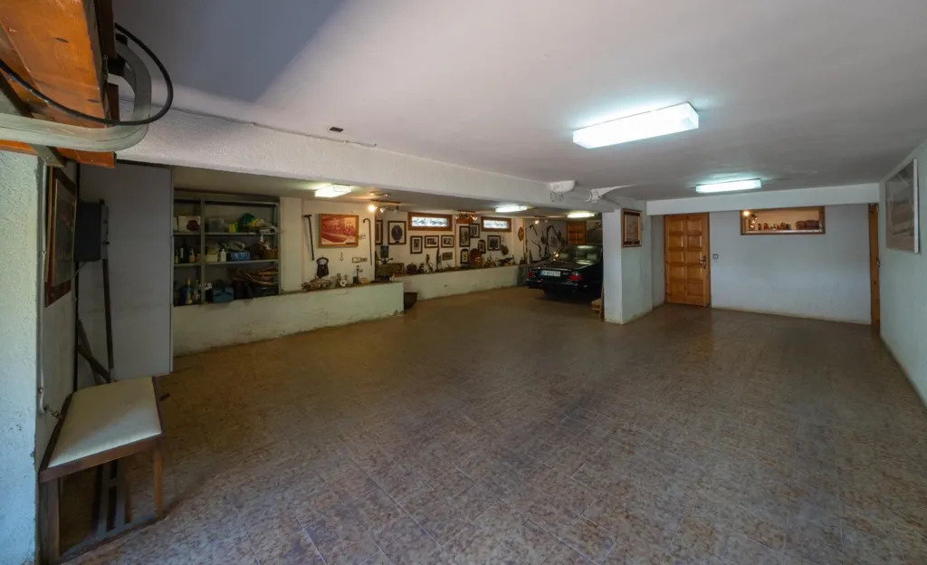 Garaaž - Luxury House with Pool in La Roca del Vallès