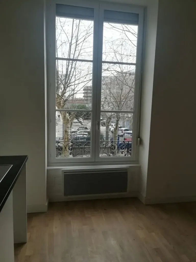 Pièces - Appartement meublé avec grand séjour à Villeurbanne