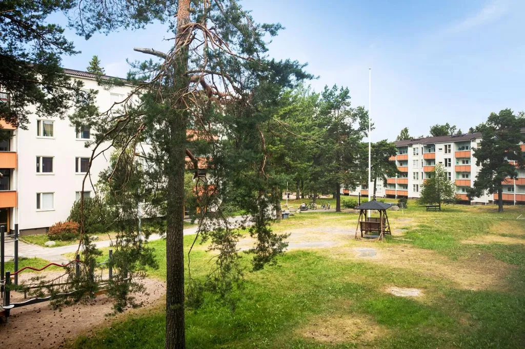 Garden - Compact Triplex with Balcony in Roihuvuori, Helsinki