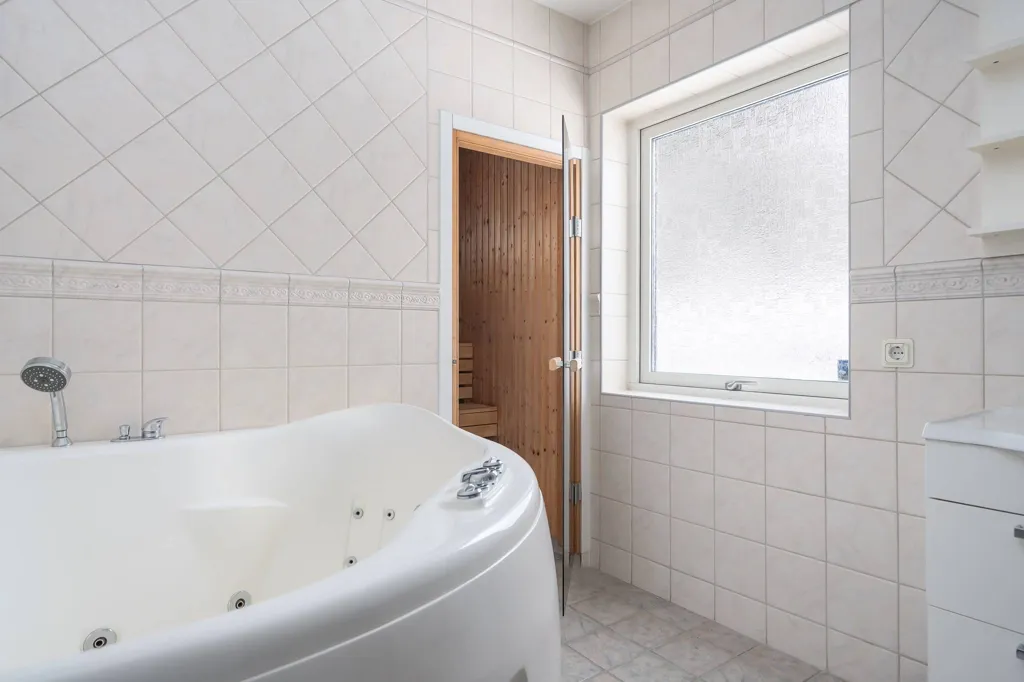 Salles de bain - Villa with Pool Deck in Countryside