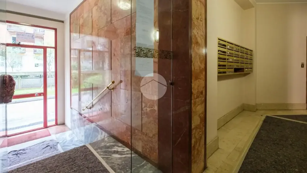 Hallway - Triplex with Double Exposure in Milan