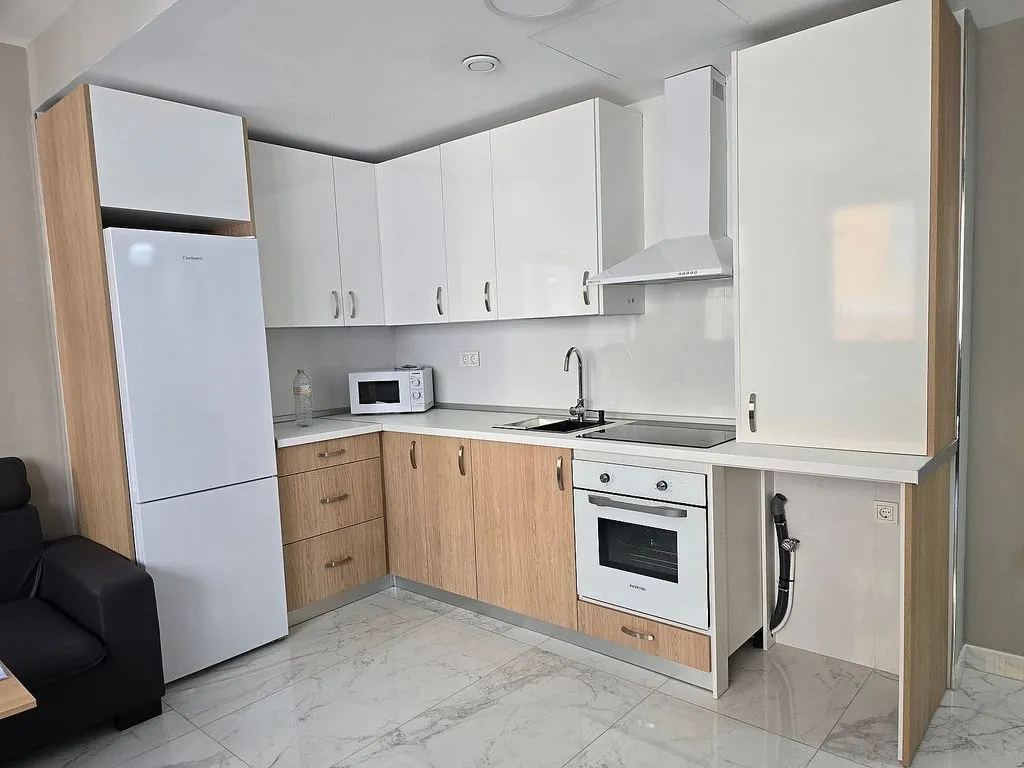 Cuisine - Modern Flat with Garage in Central Location