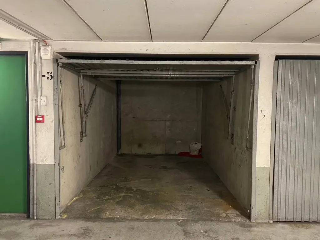 Garage - Secure Parking Box in Alesia, Lyon