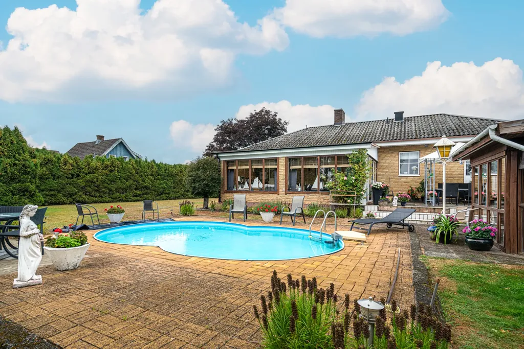 Bassein - Spacious House with Pool in Skåne