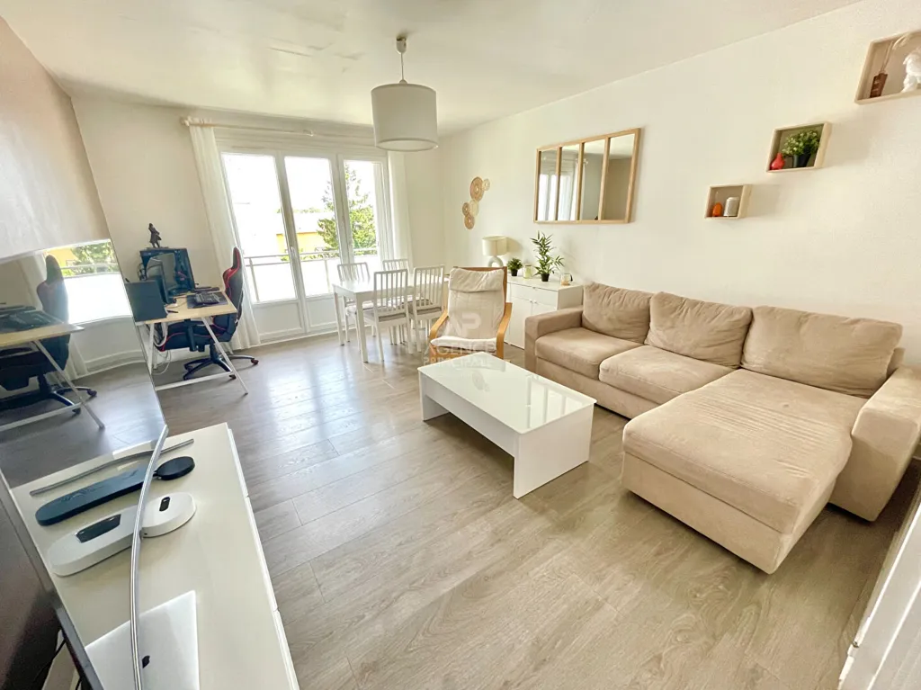 Elutuba - 3-Bedroom Flat with Balcony in Poissy