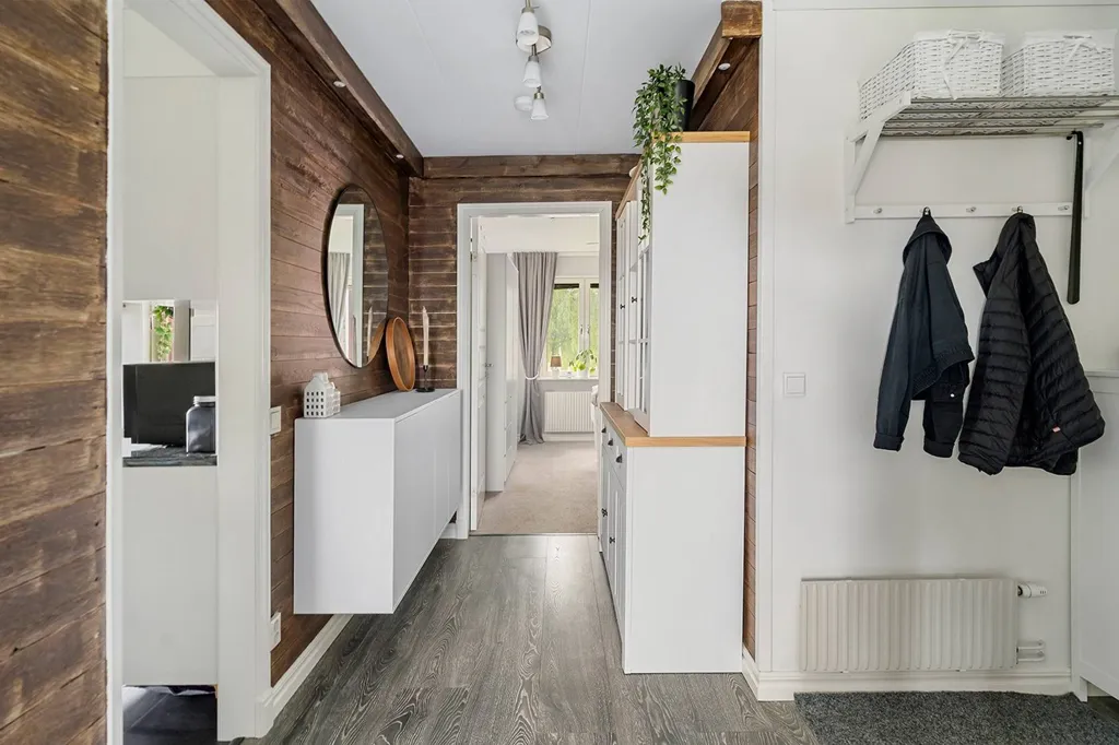 Entrée - Renovated Apartment with West-Facing Balcony in Hea