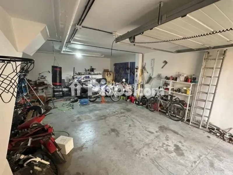Garage - Twin-Storey House with Private Garage in Mengíbar