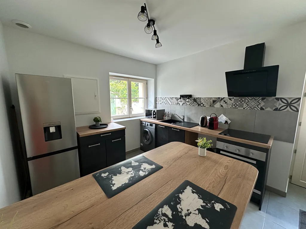 Köök - Renovated Maison de Bourg with Garden in Anché