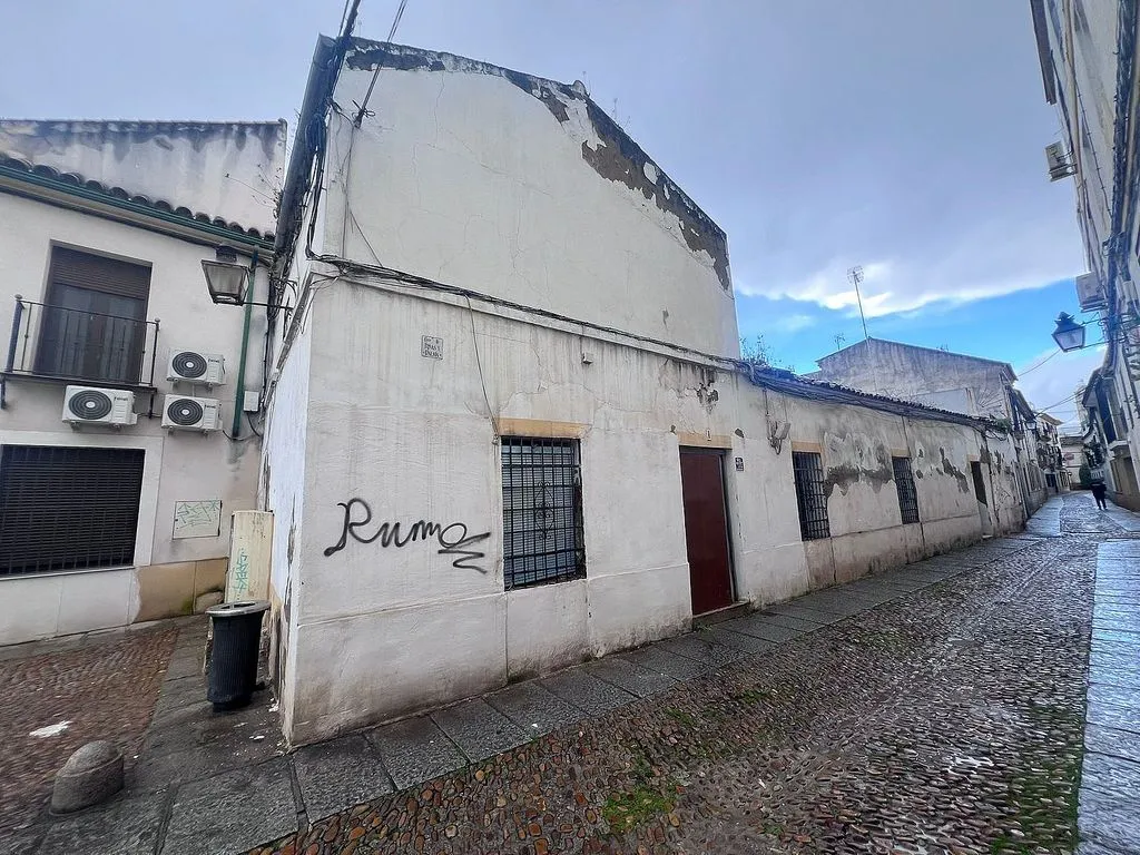 Extérieur - Demolition Plot with Two Facades in Córdoba