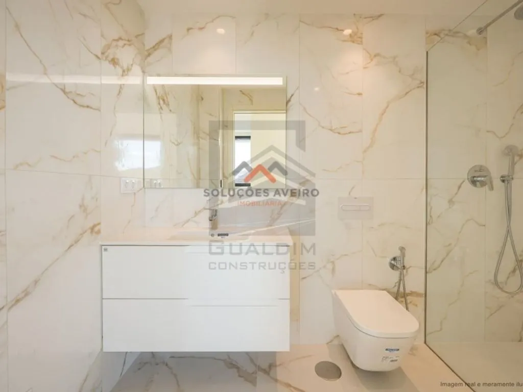 Vannitoad - Luxury Flat with Terrace in Aveiro