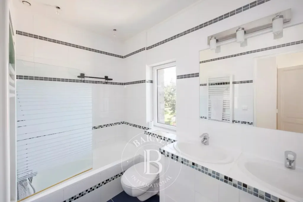 Salles de bain - Maison 8 pièces à Saint-Cast-le-Guildo