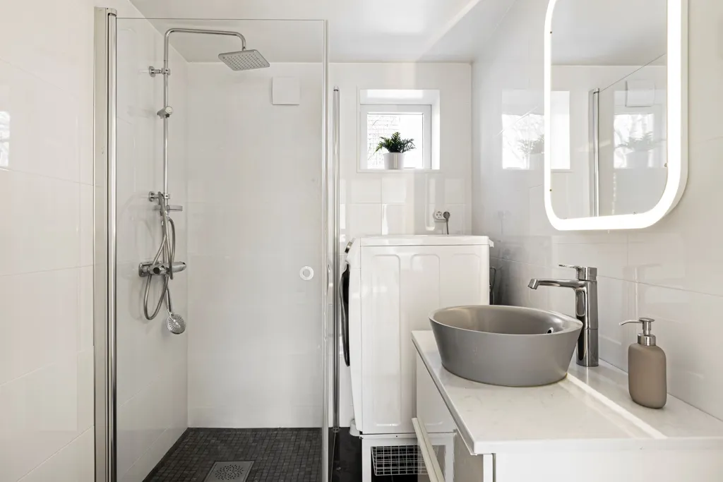 Salles de bain - Renovated Villa with Garden in Matvik