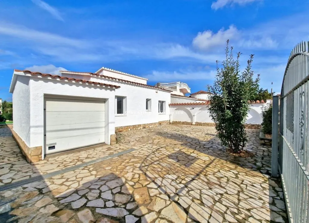 Extérieur - Canal-View Villa with Pool in Castelló d'Empúries