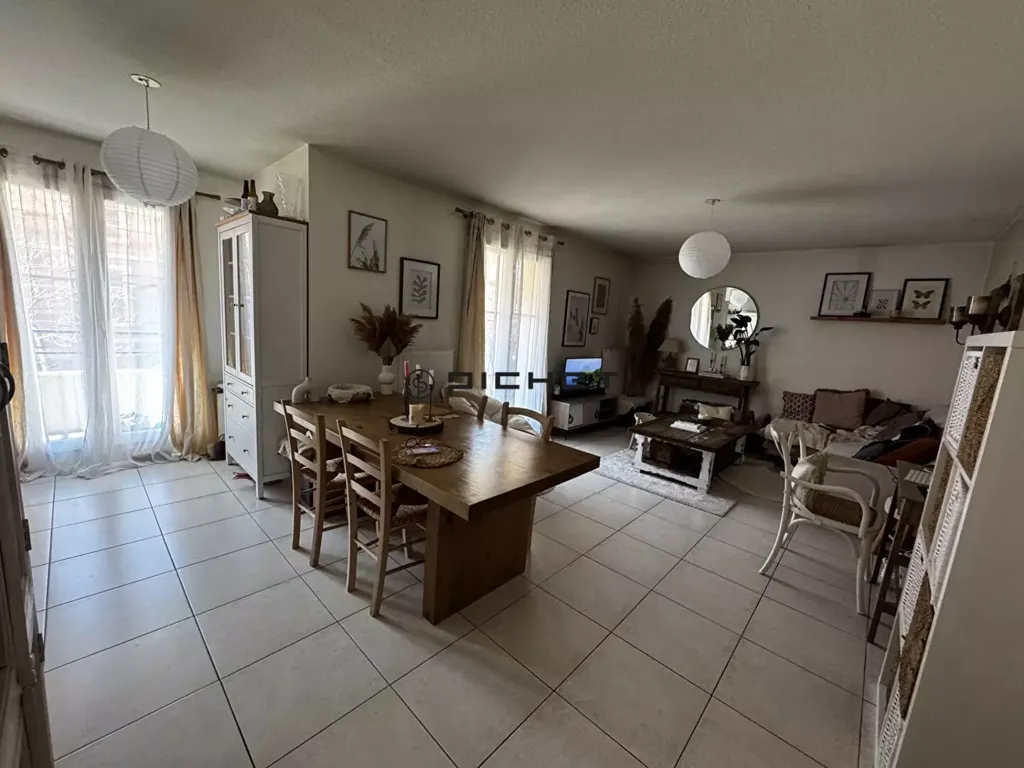 Söögituba - Modern Apartment with Balcony in Villenave d'Ornon
