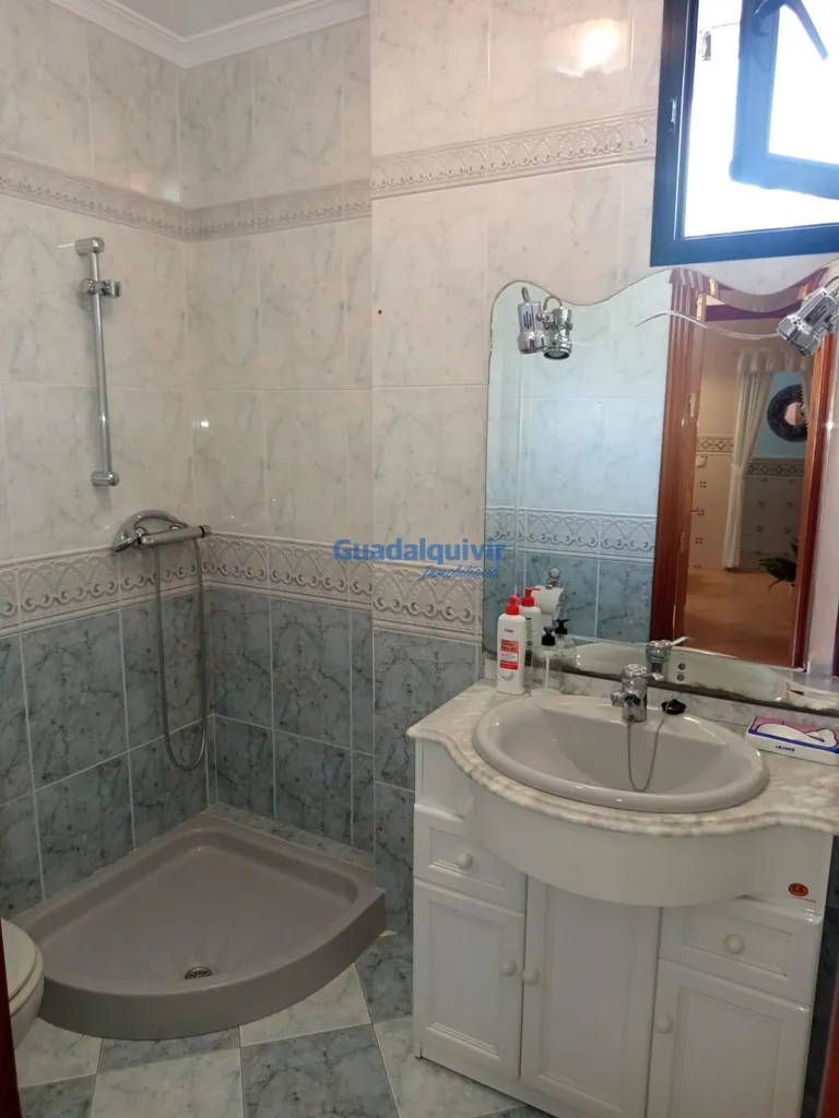 Bathrooms - Independent Chalet with Pool in Cerros de Montequinto