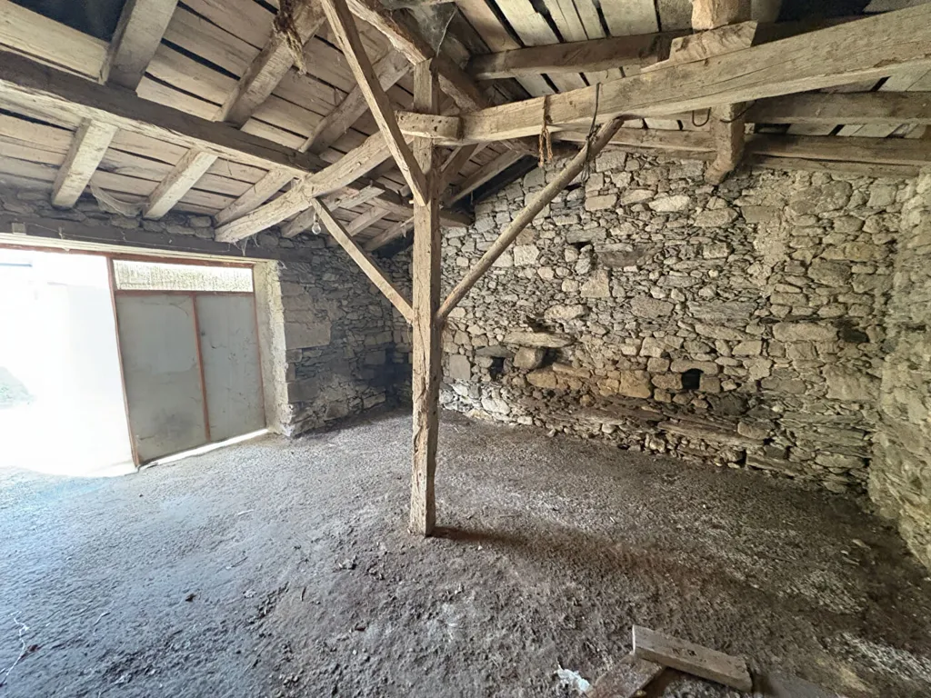 Pièces - Ancienne Ferme à Réhabiliter avec Dépendances à Châteauneuf