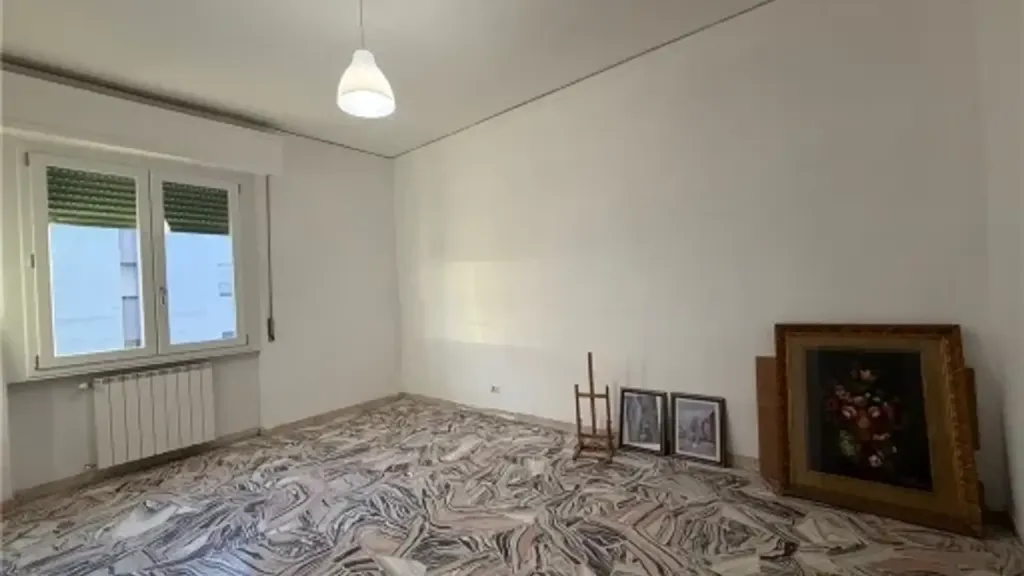 Toad - Partially Renovated Apartment with Balcony in Florence