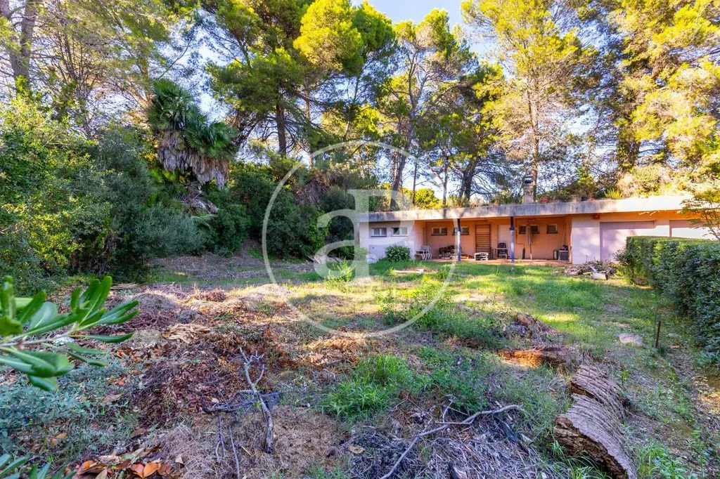 Jardin - Urban Plot with Elevated Views in Bellaterra