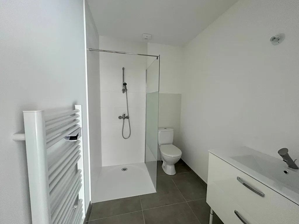 Salles de bain - Maison Normes PMR avec Jardin à Savenay