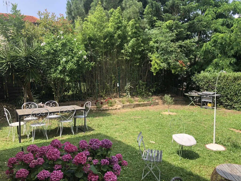 Aed - Charming House with Garden in Écully
