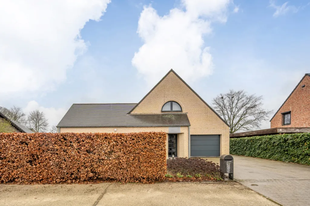 Esterno - Architectural U-Form Villa with Garden in Geel